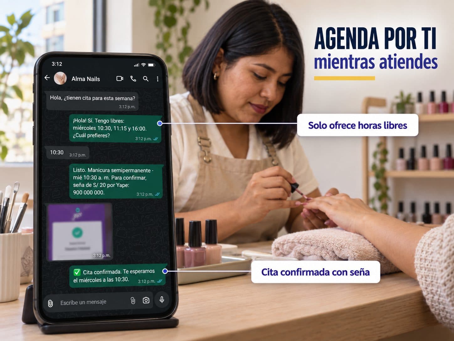 Manicurista atendiendo a una clienta mientras el celular, en un soporte, muestra el chat del bot en WhatsApp: ofrece las horas libres, pide el adelanto por Yape y confirma. «Agenda por ti mientras atiendes», «Solo ofrece horas libres», «Cita confirmada con adelanto».